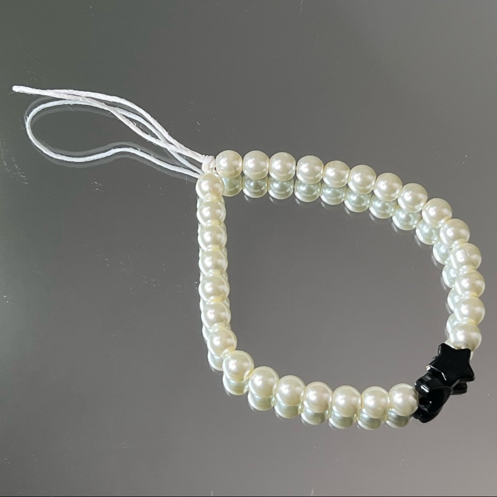 ✨Pearl/Black Phone Charm✨